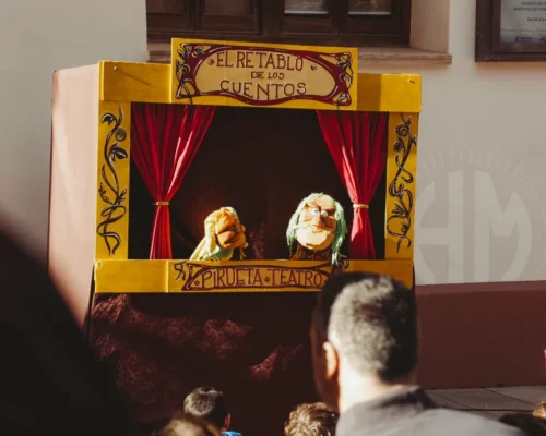 Campamento de siestas y marionetas