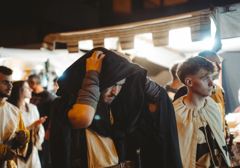 Actores y especialistas de combate para irrumpir la boda
