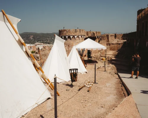 Campamento de siestas y marionetas