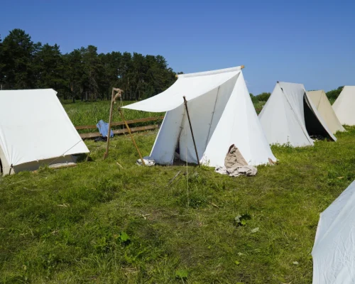 Campamento de siestas y marionetas
